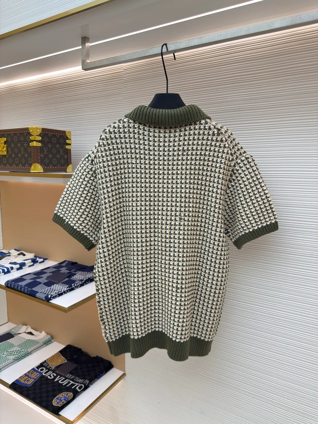LOUIS VUITTON colorblock jacquard knitted short-sleeved polo shirt ●Item number: 1680285-B20 ●Fabric: woven fabric ●Technology: jacquard knitting ●Version: fitted version ●Weight: about 1000 grams ●Size: S-M-L-XL ●Description: It is made of YB custom-woven cotton fabric, which is naturally soft and comfortable for the upper body. It has first-class breathability, allowing the skin to breathe freely and is not prone to sweating due to hot weather; the grid lines are straight without any distortion and deformation, and YB is disassembled for accurate positioning during the weaving process; the neckline is knitted finely, stiffly and stylishly, which can be used very easily It maintains its shape well and is not easy to loosen after multiple wears; the edges of the folds are flat and naturally connected with the main body; the buttons are of high quality, warm in color, firmly embedded in the clothes, and open and close smoothly; the ribbed cuffs and hem have just the right amount of elasticity to be comfortable to wear, and the overall design and practicality are both there. The overall wiring is straight and delicate, the fabric is comfortable and soft, and the color is consistent without color difference. It can be matched with the same style to create a fashionable look and control various occasions. Customized accessories, complete with three standards, same style for men and women!